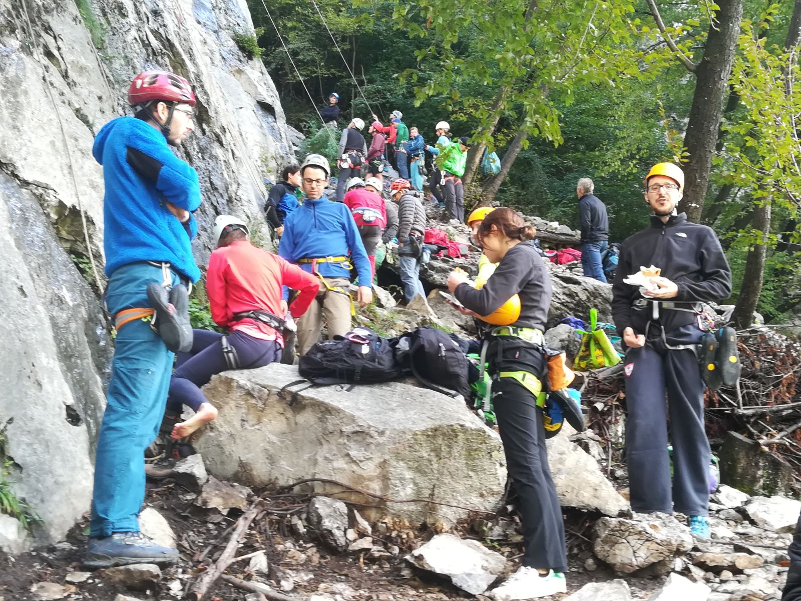 Introbio. Gruppo allievi e istruttori 12 corso arrampicata
